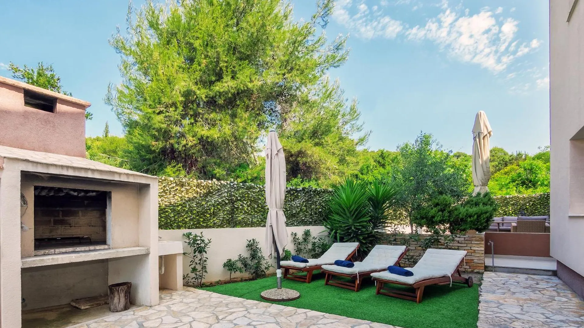 Bruno'S Poolside Apartments Trogir Croácia