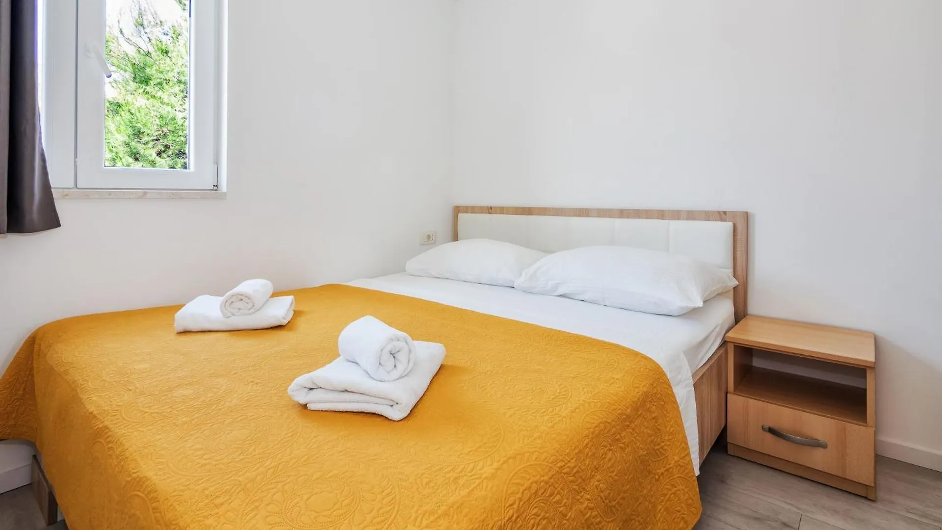 Bruno'S Poolside Apartments Traù Croazia