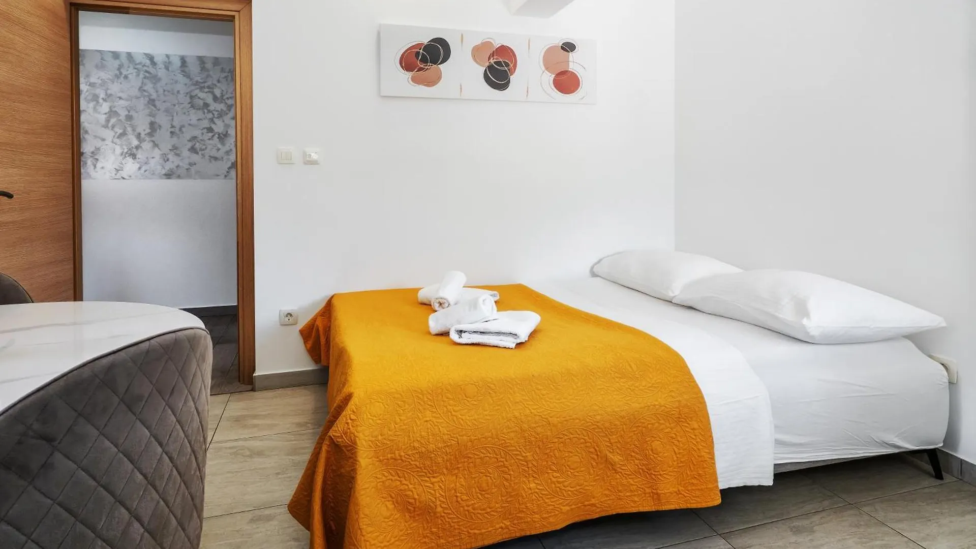 Bruno'S Poolside Apartments Traù
