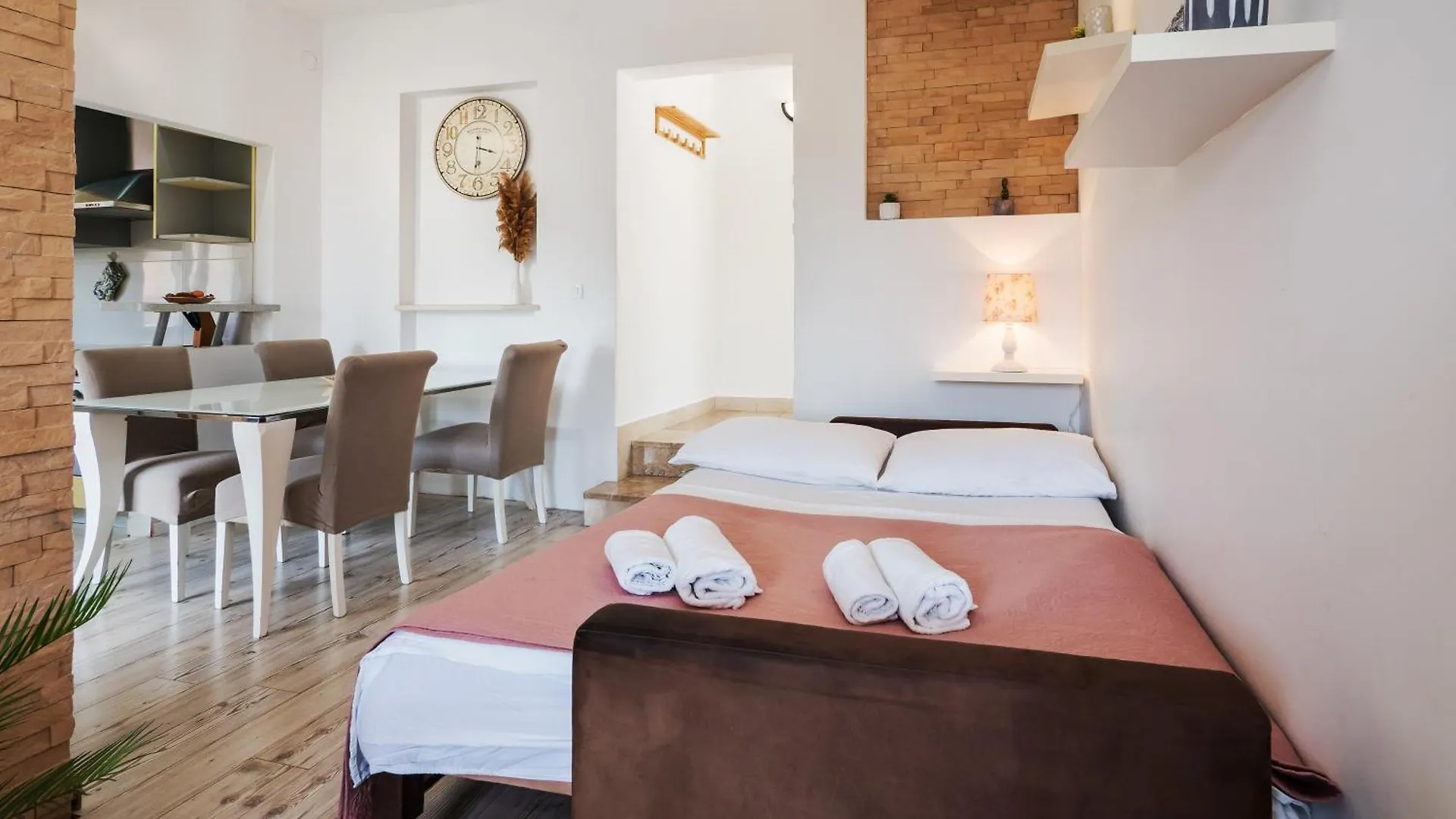 Bruno'S Poolside Apartments Traù