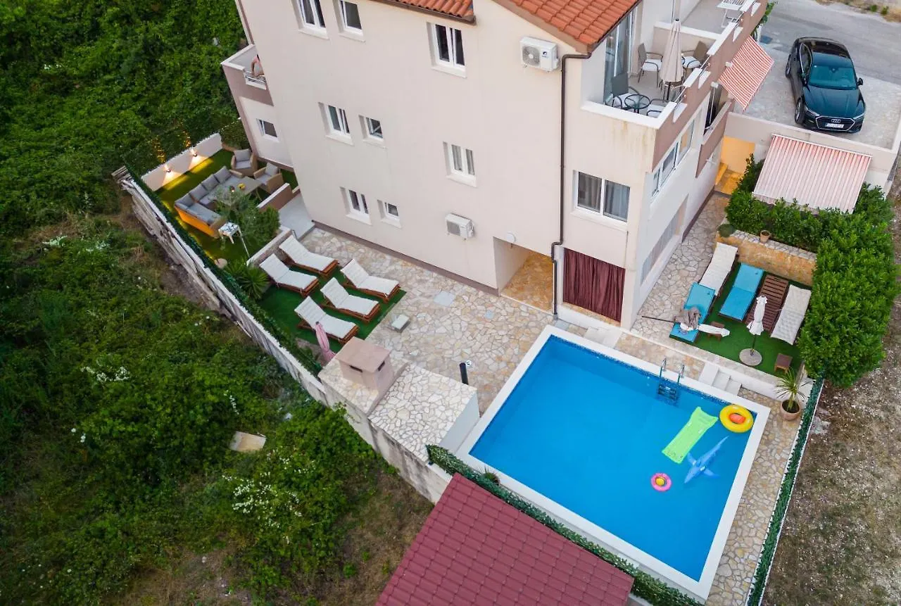 Bruno'S Poolside Apartments - Near Beach Trogir