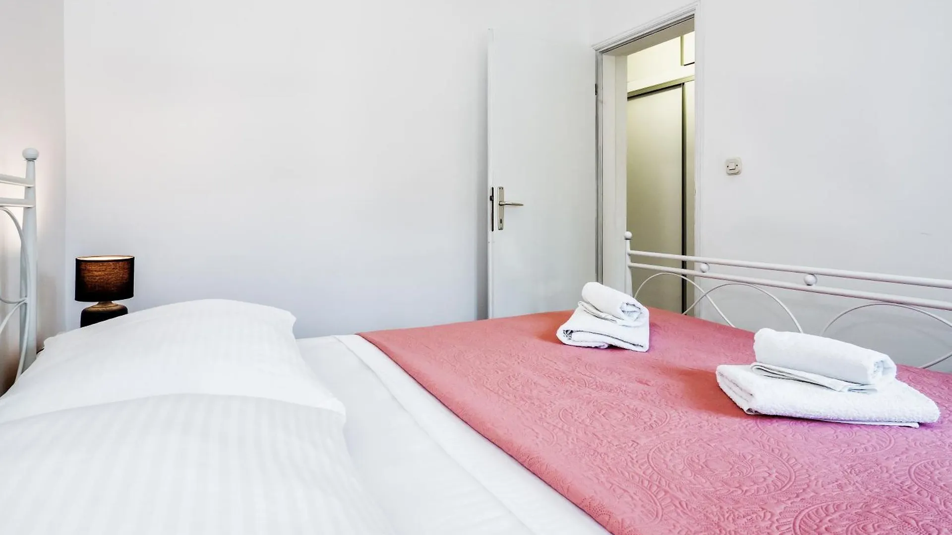 Bruno'S Poolside Apartments Trogir Croacia
